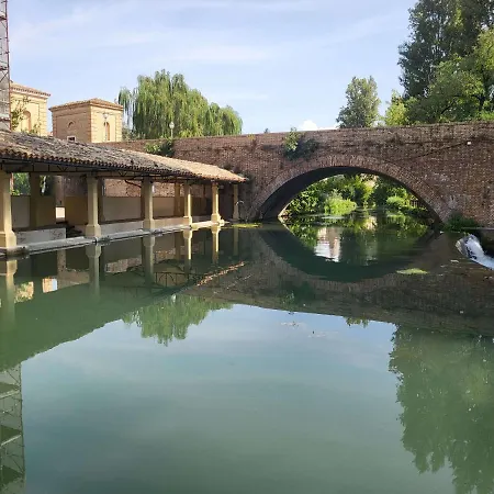 Davanti Al Porto Romano Bevagna